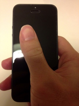 iPhone5と親指